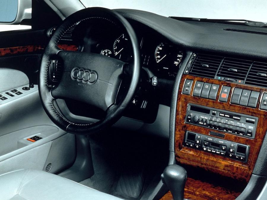 Торпедо Audi A8 4.2 Quattro (D2) 1994 года  (фото 15 из 16)